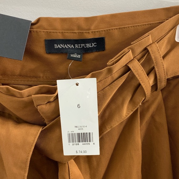 Banana Republic *NEW WITH TAGS* Avery Short - Picture 4 of 4